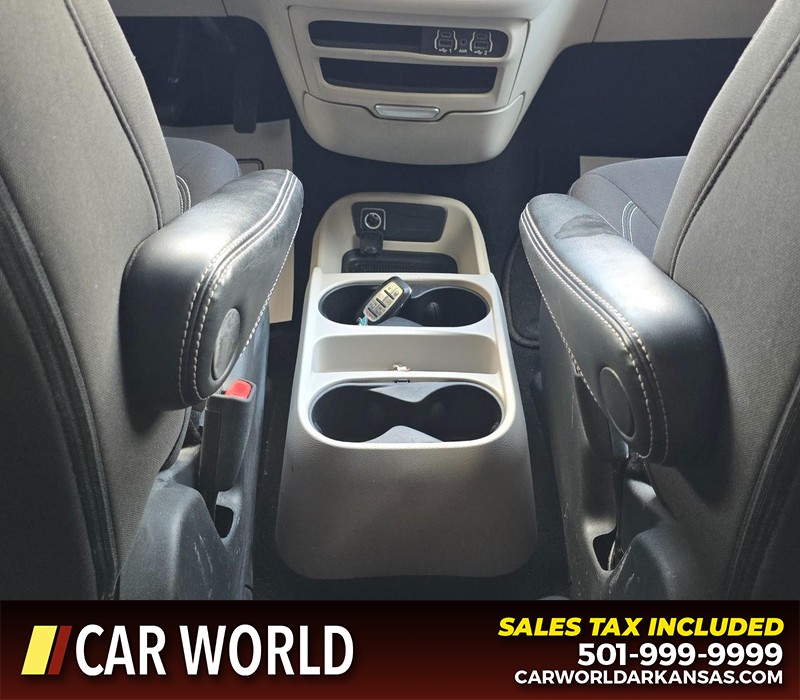 Chrysler Voyager Vehicle Full-screen Gallery Image 23
