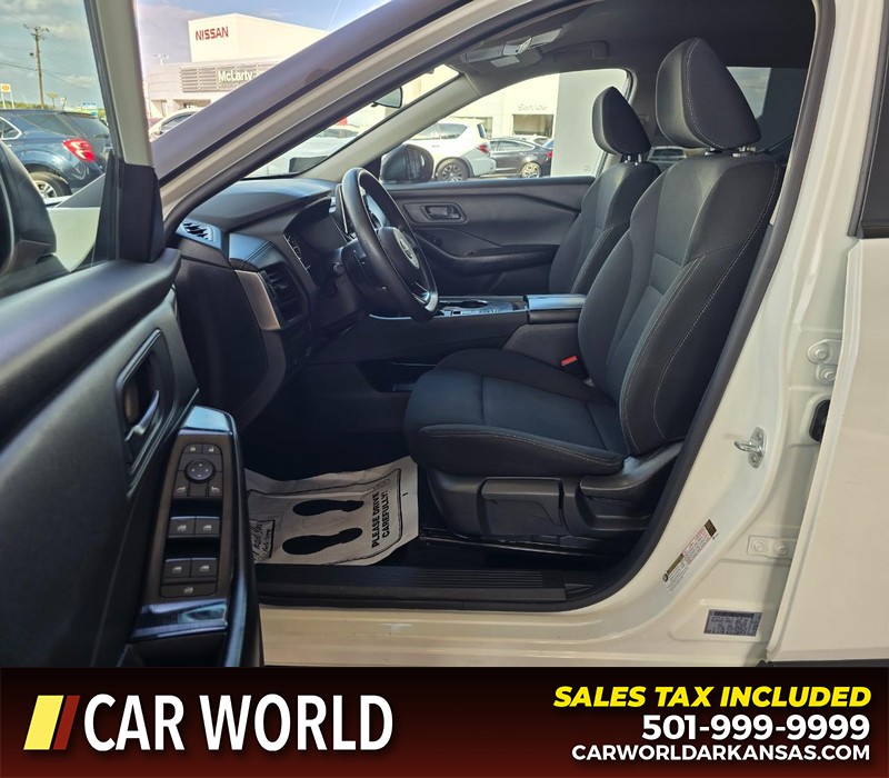 Nissan Rogue Vehicle Full-screen Gallery Image 8