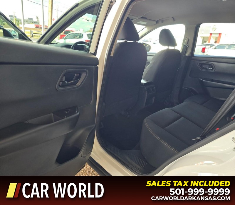 Nissan Rogue Vehicle Full-screen Gallery Image 9