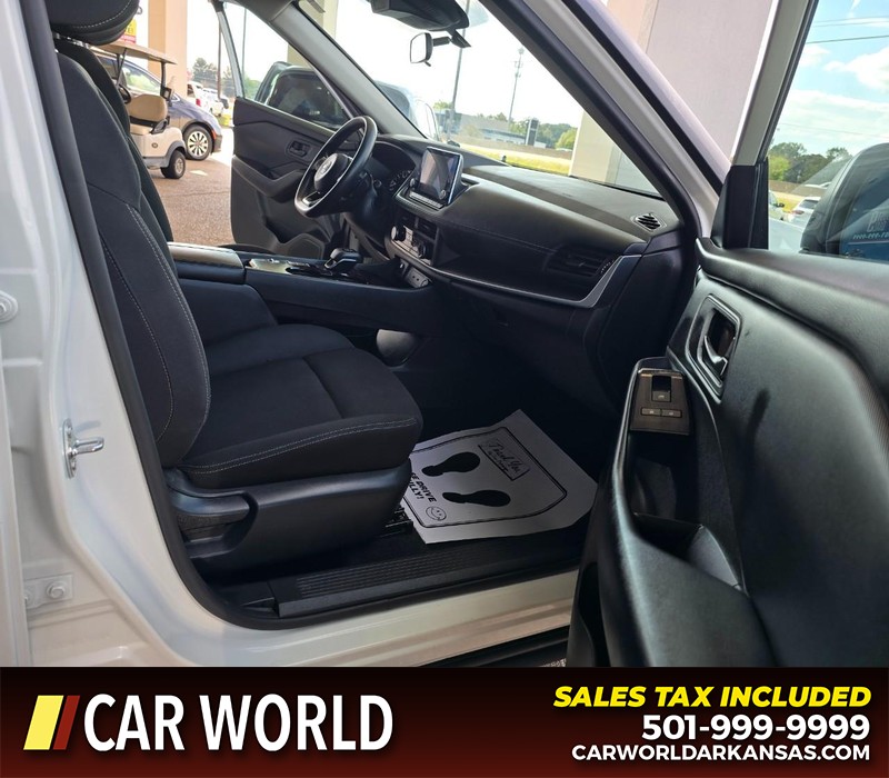 Nissan Rogue Vehicle Full-screen Gallery Image 11