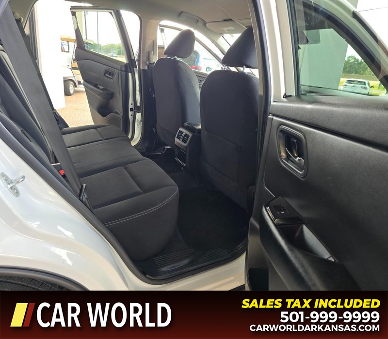 Nissan Rogue Vehicle Full-screen Gallery Image 12