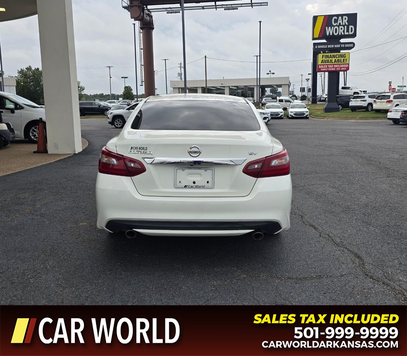 Nissan Altima Vehicle Full-screen Gallery Image 5