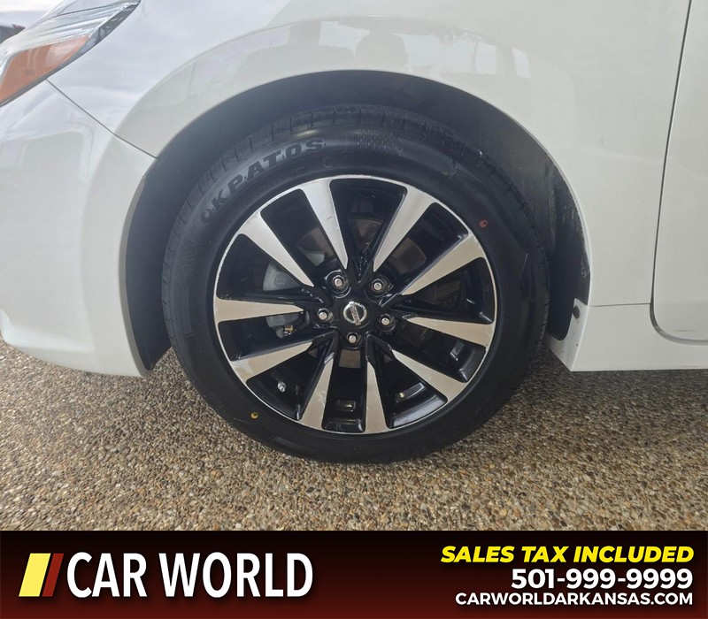 Nissan Altima Vehicle Full-screen Gallery Image 6