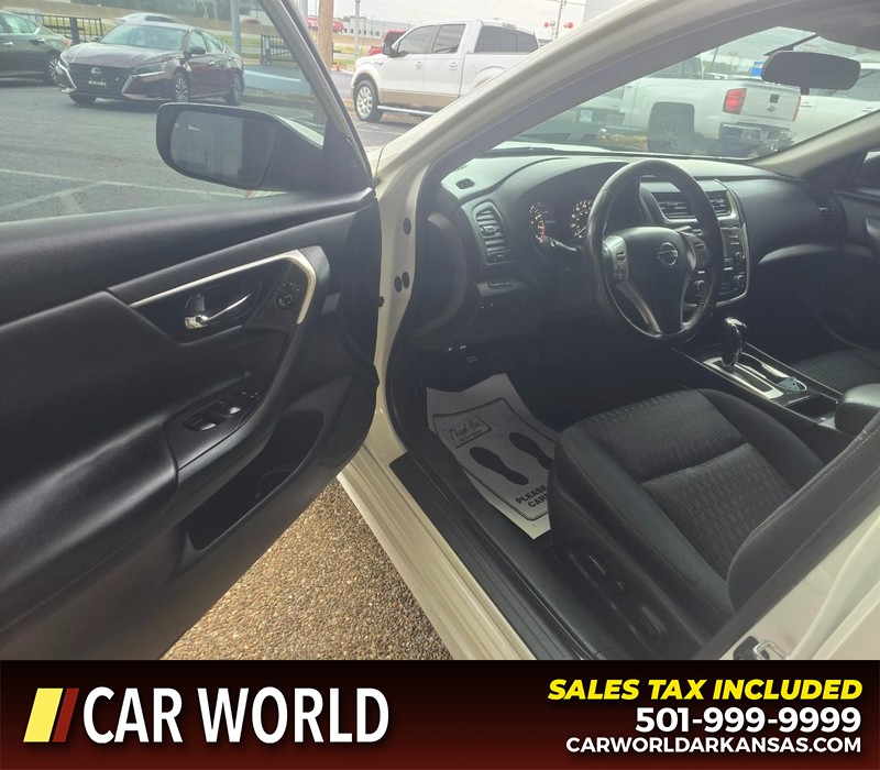Nissan Altima Vehicle Full-screen Gallery Image 7