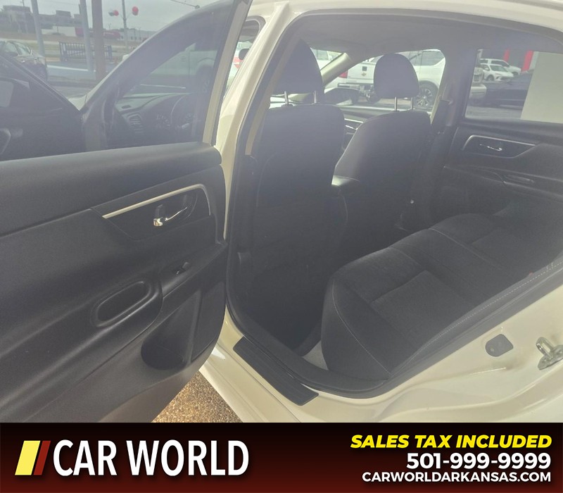 Nissan Altima Vehicle Full-screen Gallery Image 9