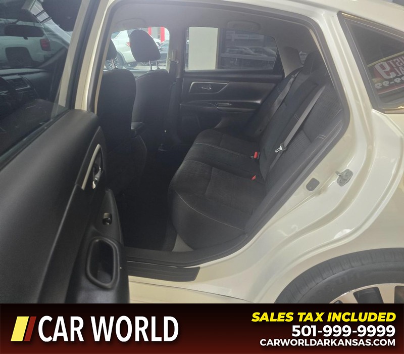 Nissan Altima Vehicle Full-screen Gallery Image 10