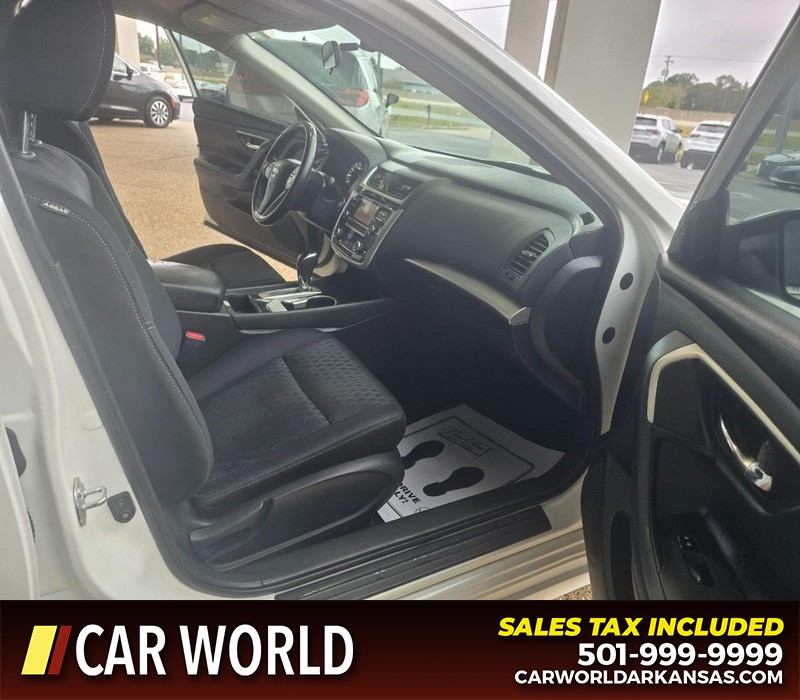 Nissan Altima Vehicle Full-screen Gallery Image 11
