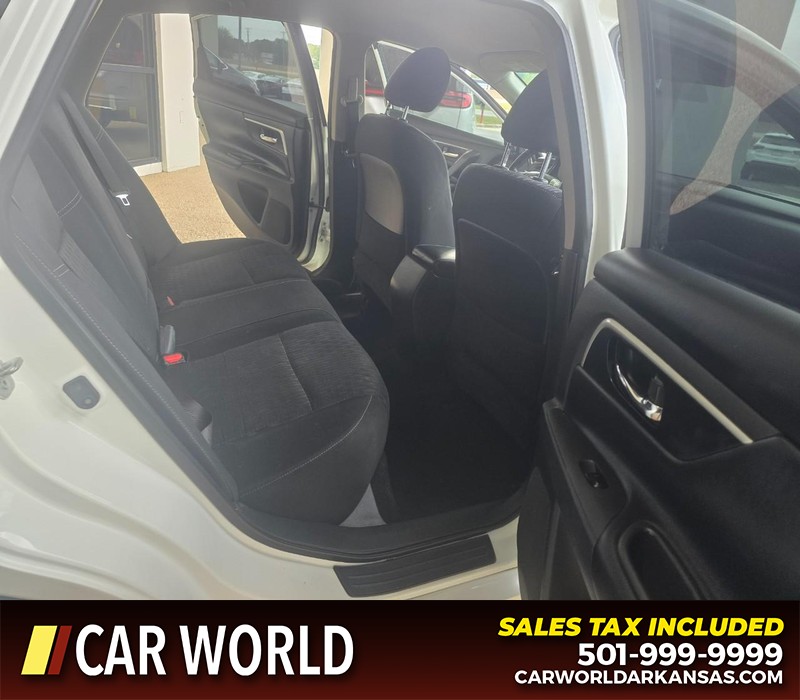 Nissan Altima Vehicle Full-screen Gallery Image 12