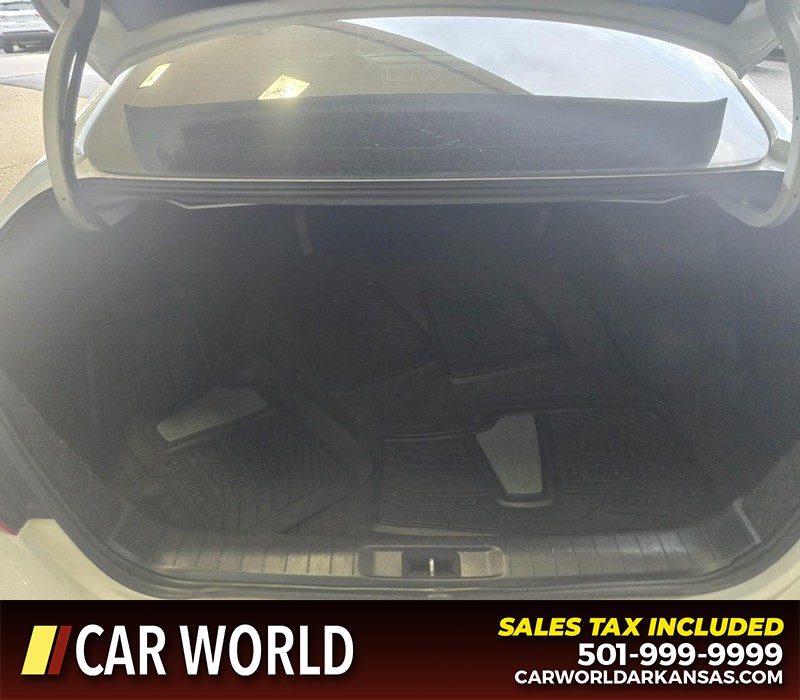 Nissan Altima Vehicle Full-screen Gallery Image 13