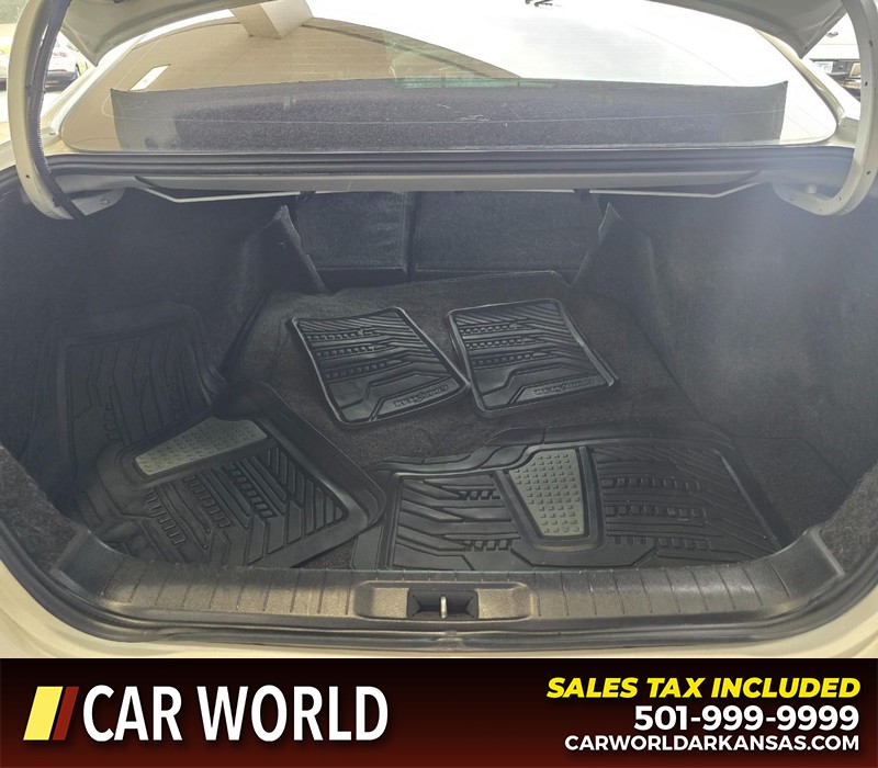Nissan Altima Vehicle Full-screen Gallery Image 15