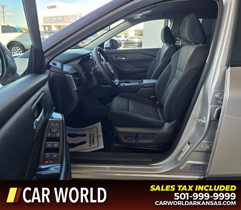 Nissan Rogue Vehicle Full-screen Gallery Image 8