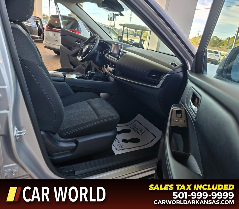 Nissan Rogue Vehicle Full-screen Gallery Image 11