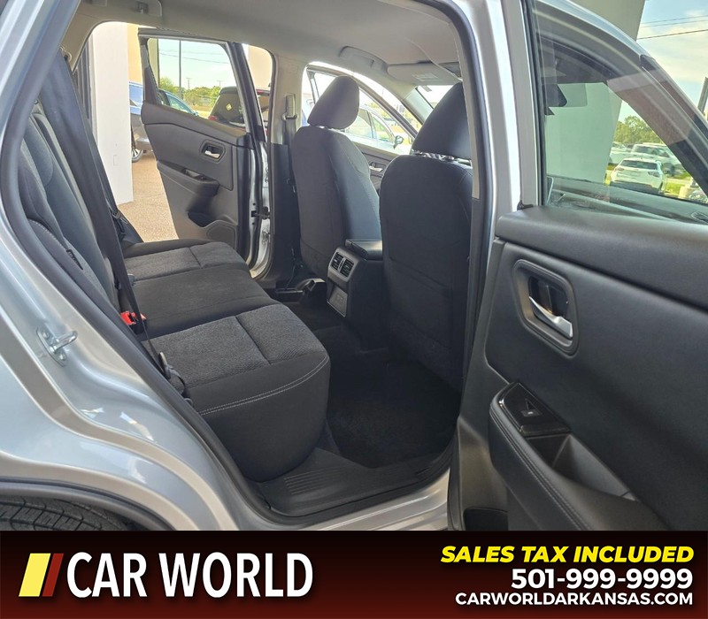 Nissan Rogue Vehicle Full-screen Gallery Image 12