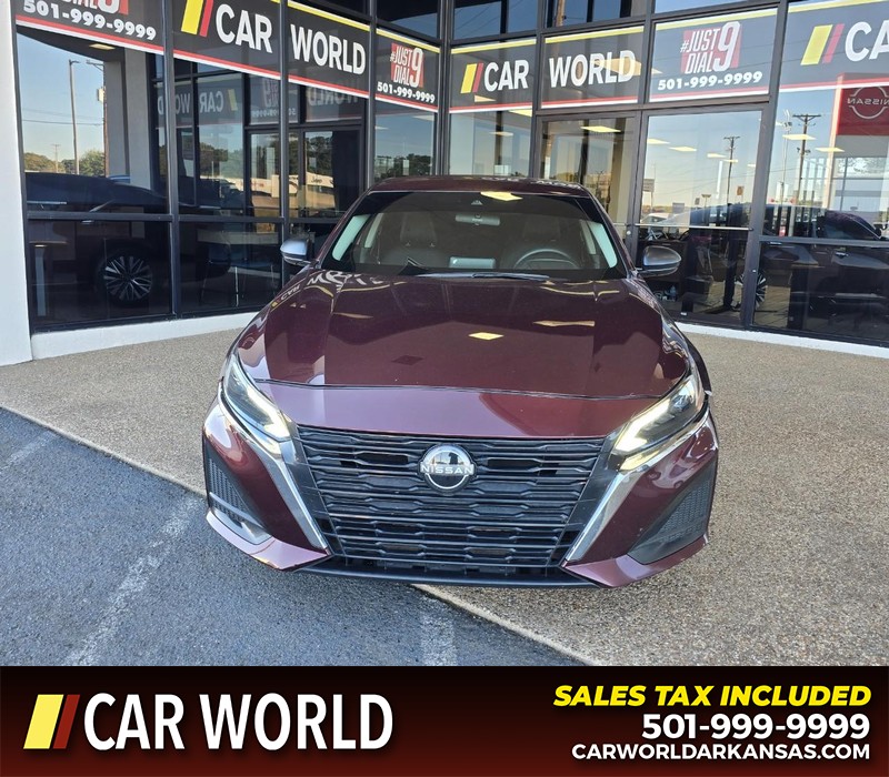 Nissan Altima Vehicle Full-screen Gallery Image 2