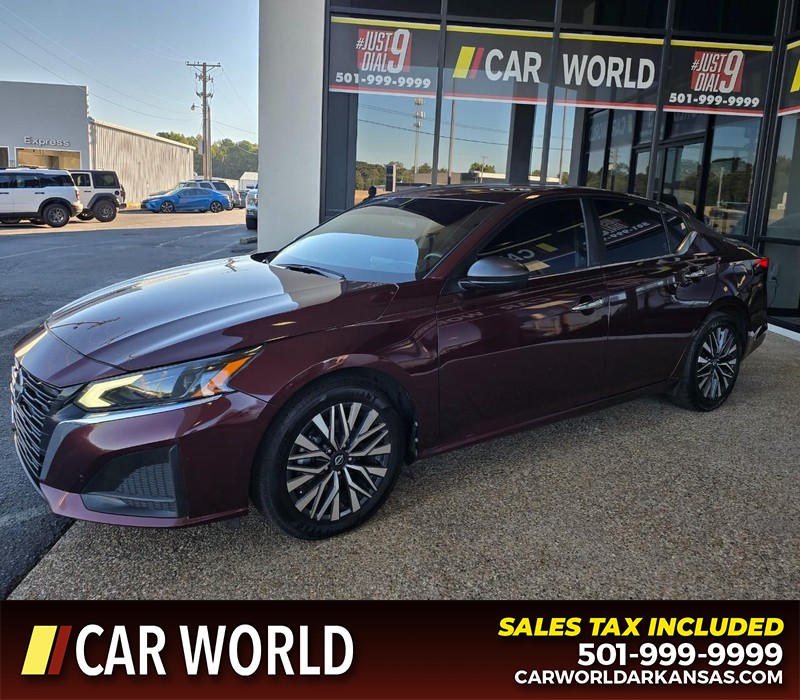 Nissan Altima Vehicle Full-screen Gallery Image 3