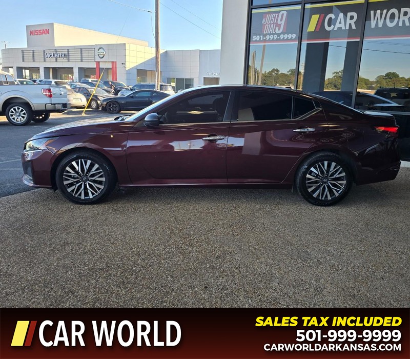 Nissan Altima Vehicle Full-screen Gallery Image 4