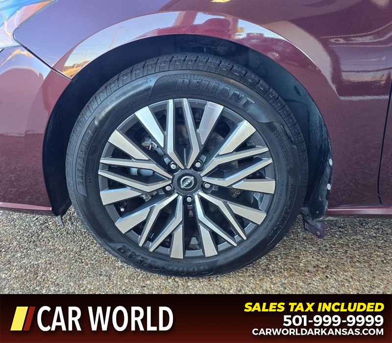 Nissan Altima Vehicle Full-screen Gallery Image 6