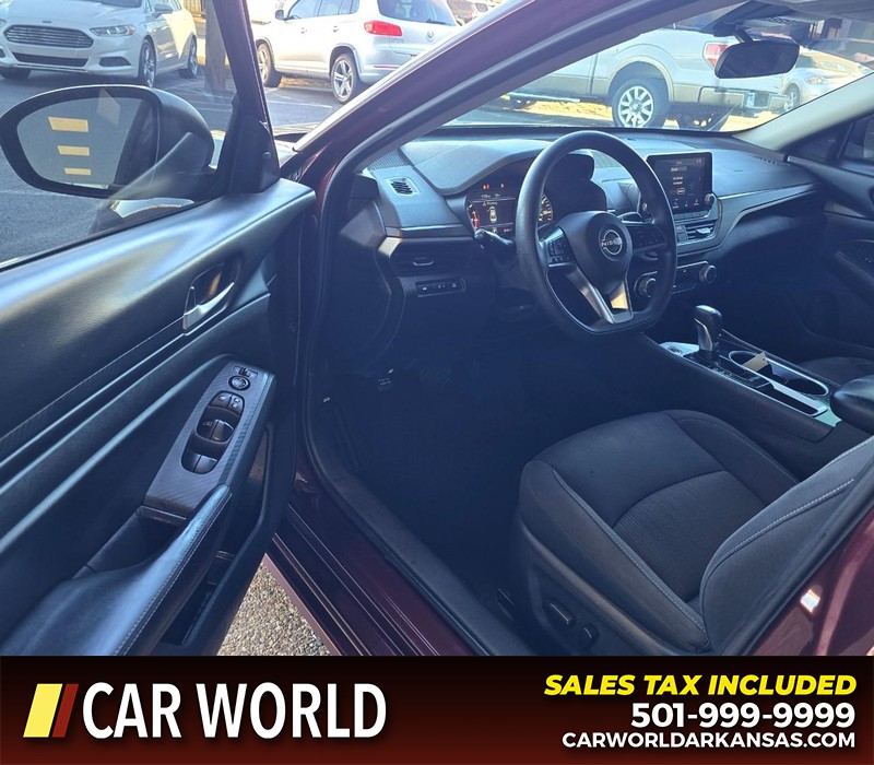 Nissan Altima Vehicle Full-screen Gallery Image 7
