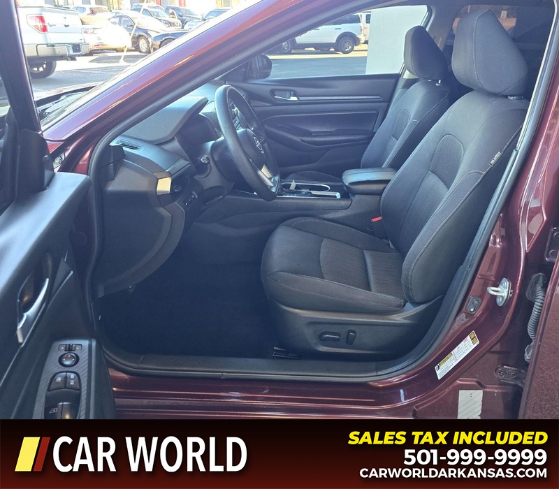 Nissan Altima Vehicle Full-screen Gallery Image 8