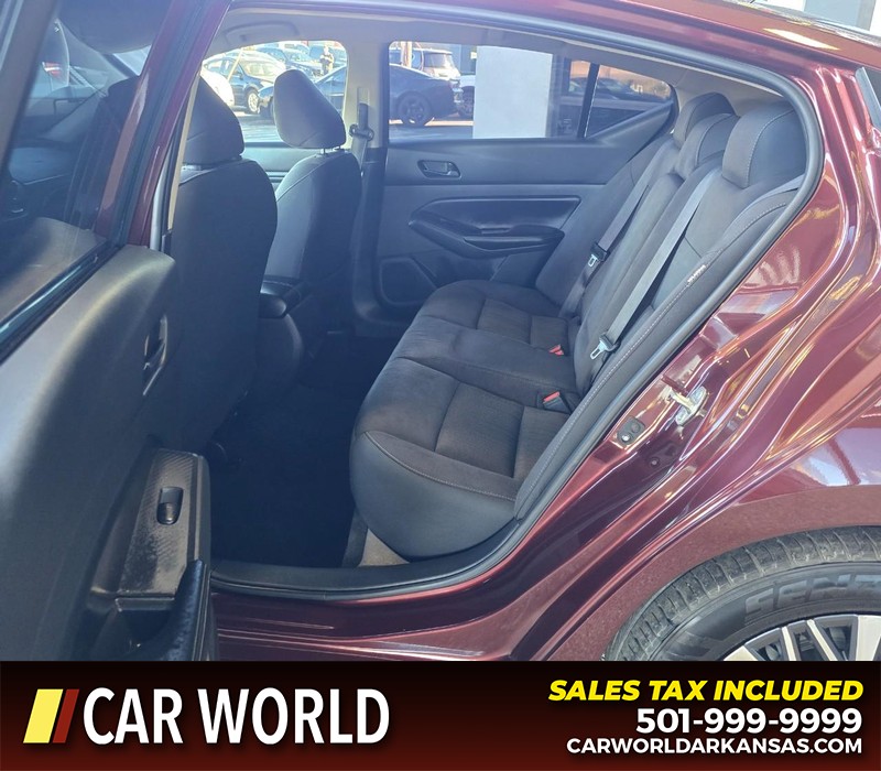Nissan Altima Vehicle Full-screen Gallery Image 10