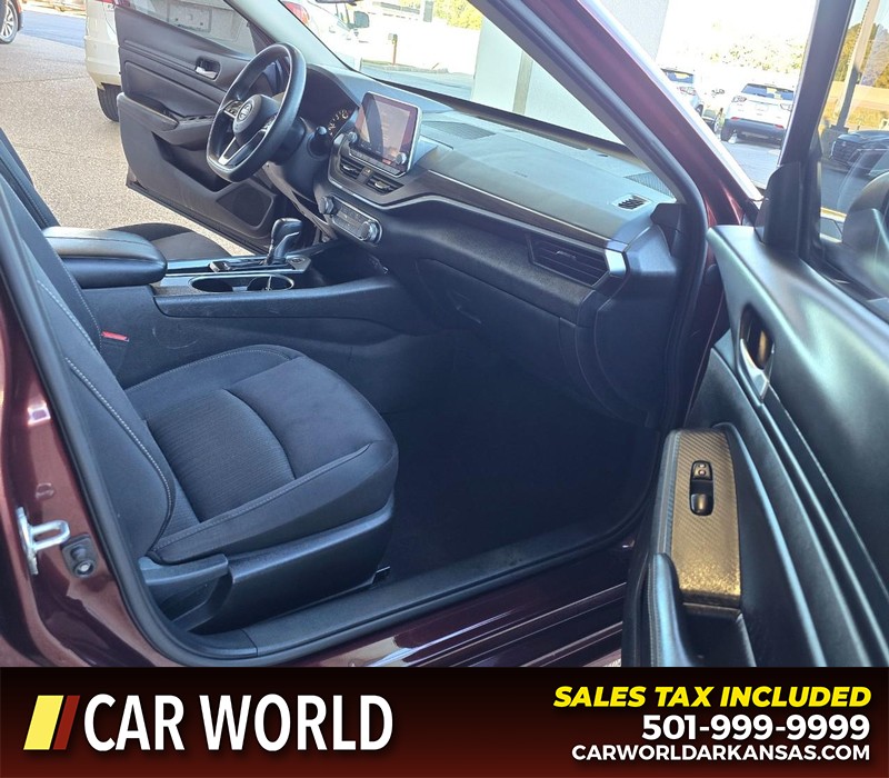 Nissan Altima Vehicle Full-screen Gallery Image 11