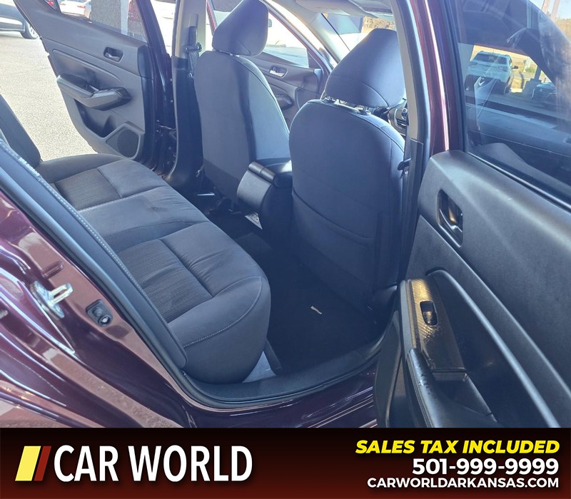 Nissan Altima Vehicle Full-screen Gallery Image 12