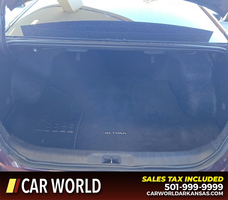 Nissan Altima Vehicle Full-screen Gallery Image 13