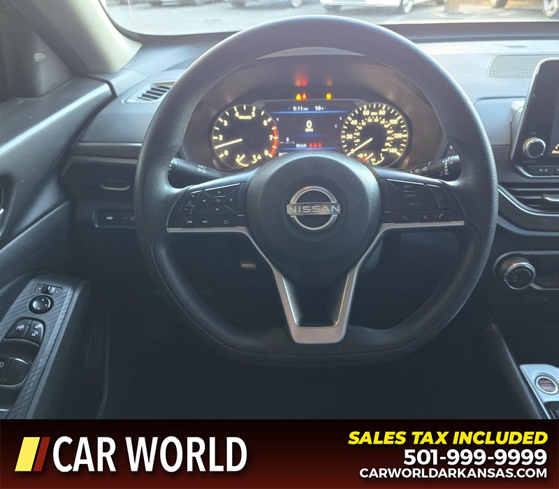 Nissan Altima Vehicle Full-screen Gallery Image 15