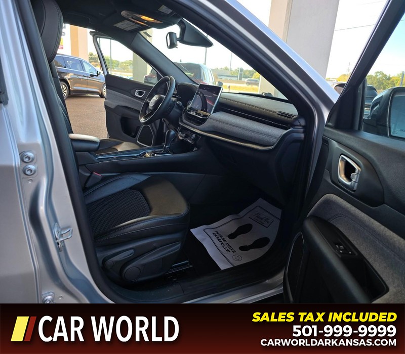 Jeep Compass Vehicle Full-screen Gallery Image 11