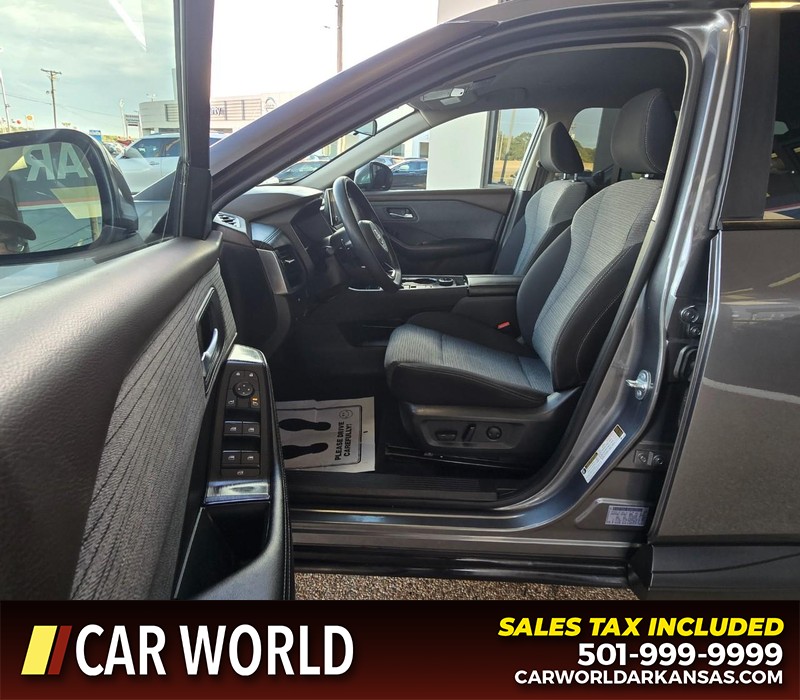Nissan Rogue Vehicle Full-screen Gallery Image 8