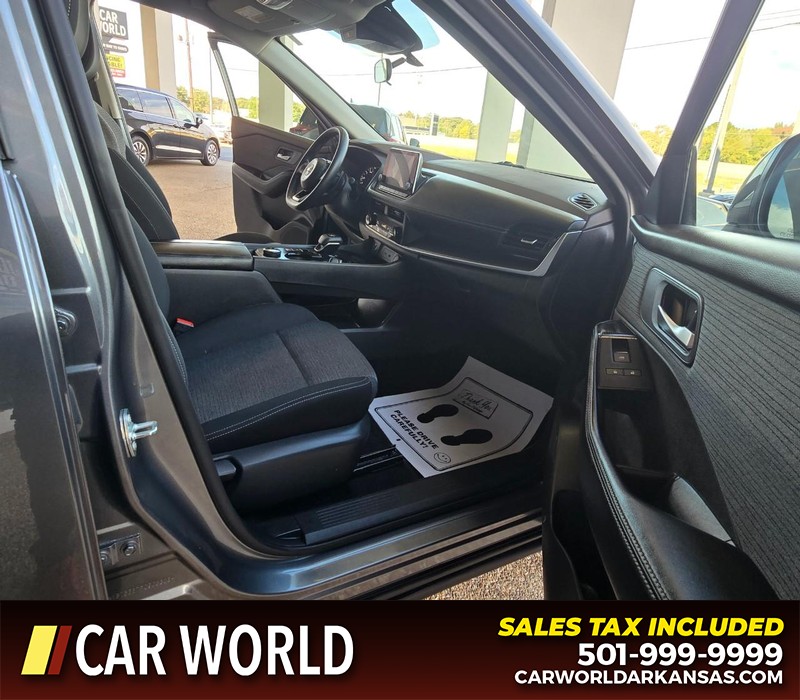 Nissan Rogue Vehicle Full-screen Gallery Image 11