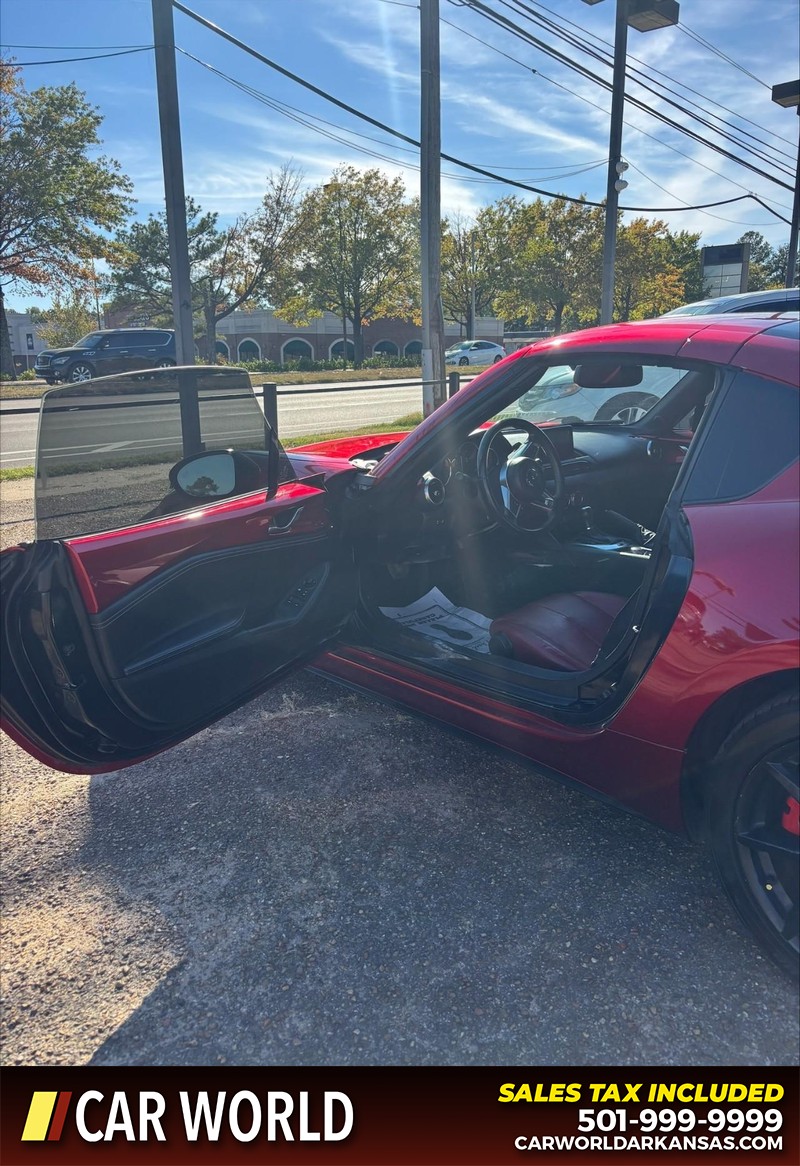 Mazda MX-5 Miata RF Vehicle Full-screen Gallery Image 10