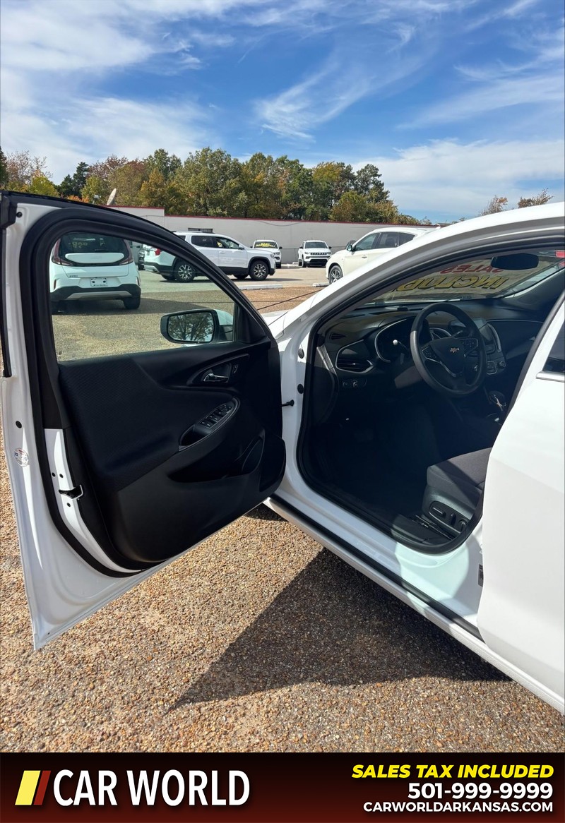 Chevrolet Malibu Vehicle Full-screen Gallery Image 10