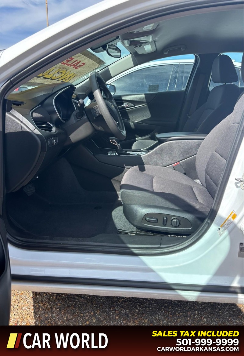 Chevrolet Malibu Vehicle Full-screen Gallery Image 11