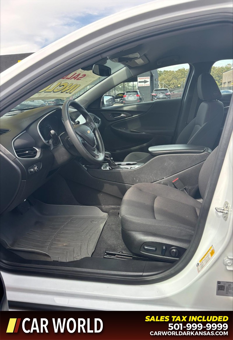 Chevrolet Malibu Vehicle Full-screen Gallery Image 12