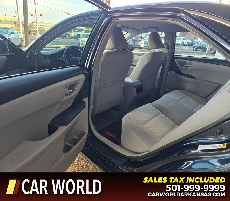 Toyota Camry Vehicle Full-screen Gallery Image 9