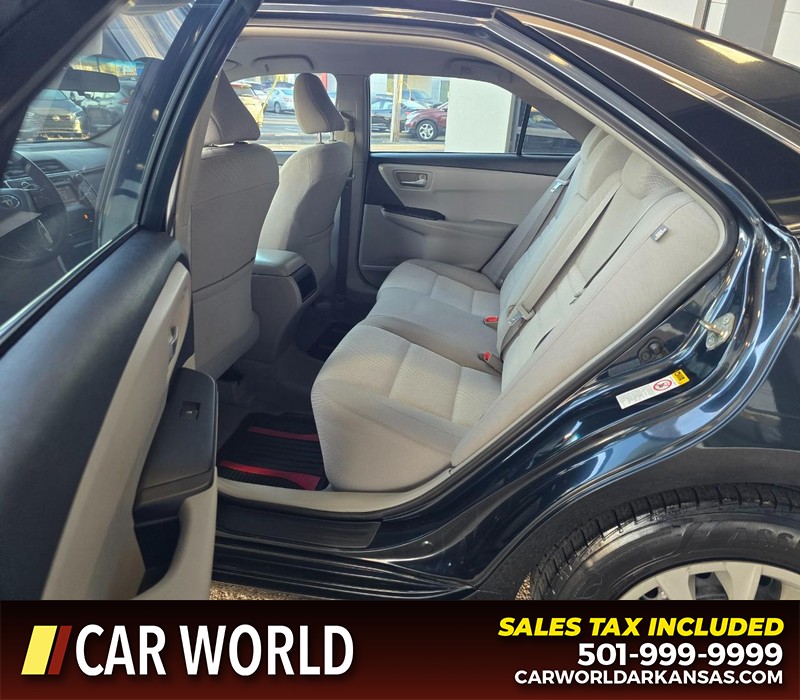 Toyota Camry Vehicle Full-screen Gallery Image 10