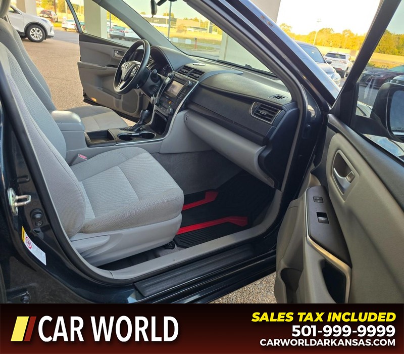 Toyota Camry Vehicle Full-screen Gallery Image 11