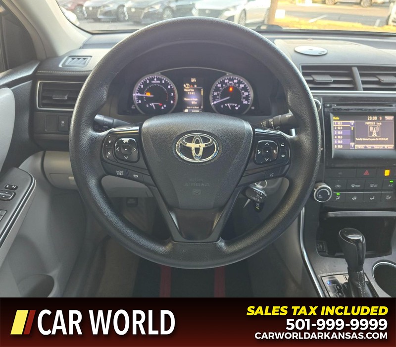 Toyota Camry Vehicle Full-screen Gallery Image 15