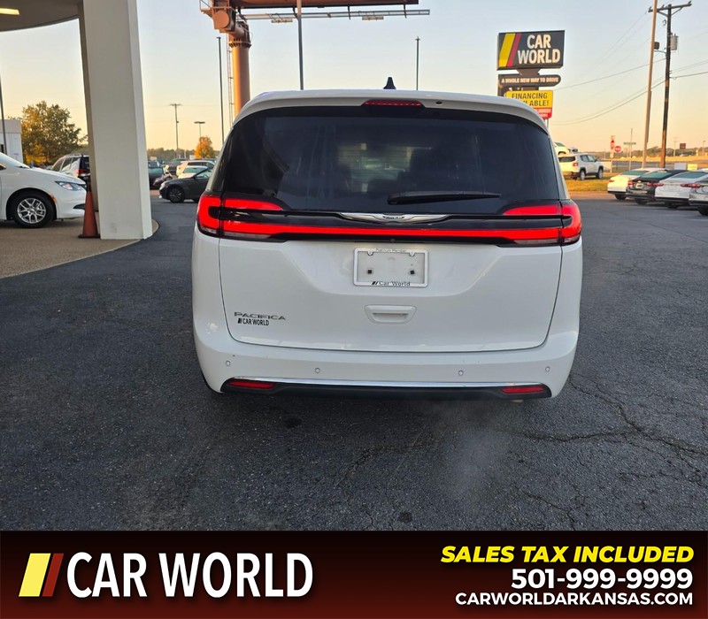 Chrysler Pacifica Vehicle Full-screen Gallery Image 5
