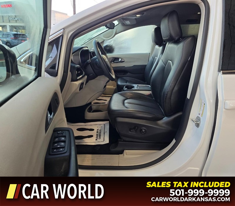 Chrysler Pacifica Vehicle Full-screen Gallery Image 8