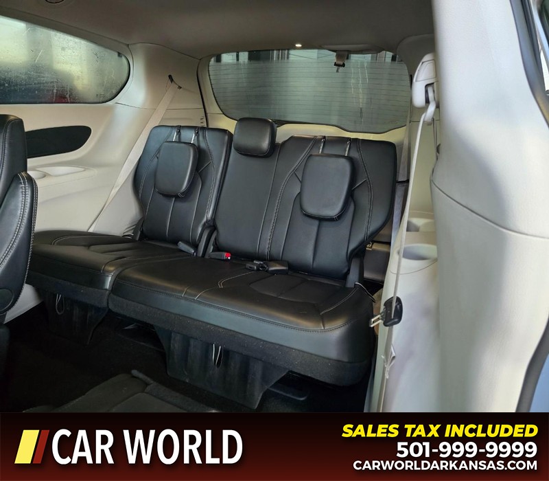 Chrysler Pacifica Vehicle Full-screen Gallery Image 12