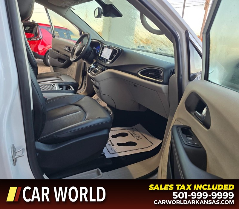 Chrysler Pacifica Vehicle Full-screen Gallery Image 13