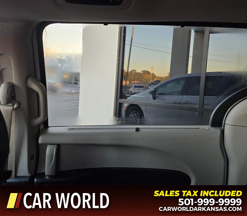 Chrysler Pacifica Vehicle Full-screen Gallery Image 14