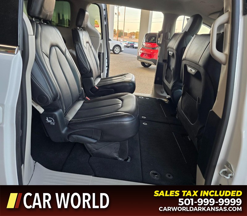 Chrysler Pacifica Vehicle Full-screen Gallery Image 16