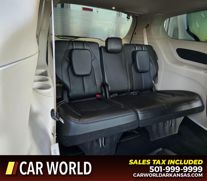 Chrysler Pacifica Vehicle Full-screen Gallery Image 17