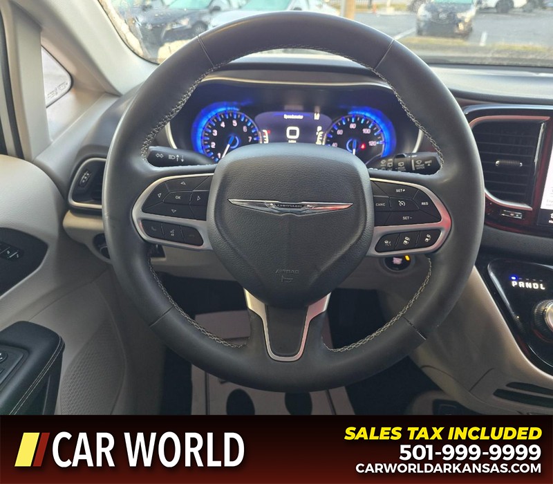 Chrysler Pacifica Vehicle Full-screen Gallery Image 21