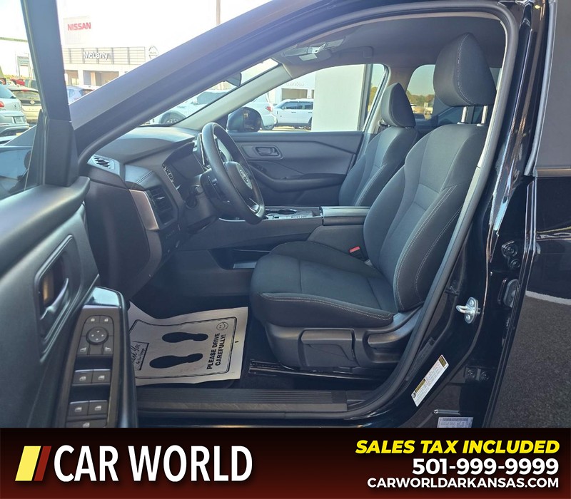 Nissan Rogue Vehicle Full-screen Gallery Image 8