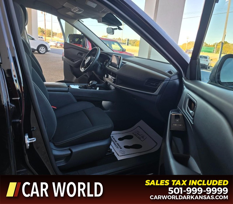Nissan Rogue Vehicle Full-screen Gallery Image 11