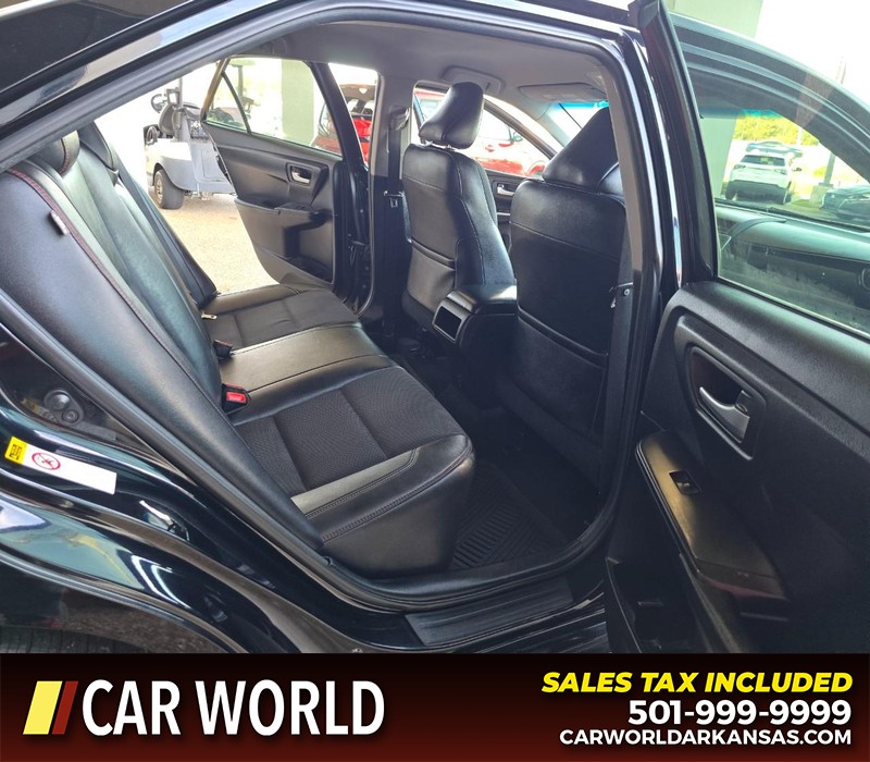 Toyota Camry Vehicle Full-screen Gallery Image 12